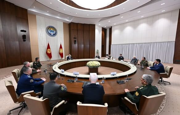 Садыр Жапаров ШКУга мүчө-мамлекеттердин коргоо ведомстволорунун жетекчилерин кабыл алды