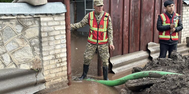 Гүлчө шаарында селдин кесепеттерин жоюу иштери жүрүп жатат