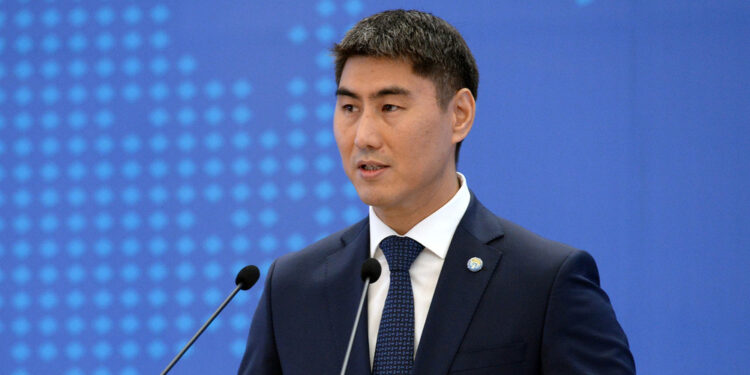 Экс-депутат Айдарбеков ИИМде сурак бергени айтылууда