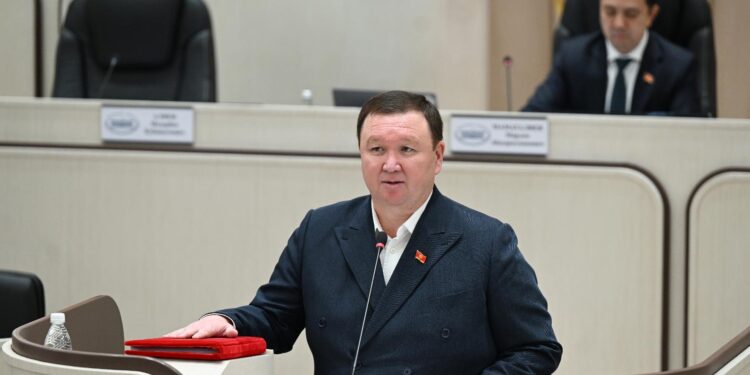 Жогорку Кеңештин депутаты Мирлан Жеенчороев ант берди