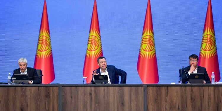 Садыр Жапаров Ош шаарынын тургундарынын суроолоруна жооп берди