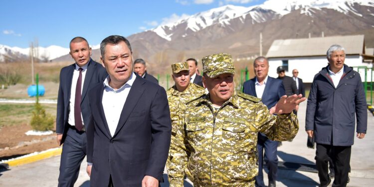 Садыр Жапаров “Кара-Мык” чек ара заставасына барды