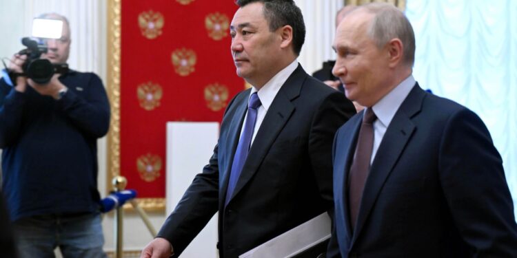 Садыр Жапаров Владимир Путин менен сүйлөшүүлөрдү өткөрдү