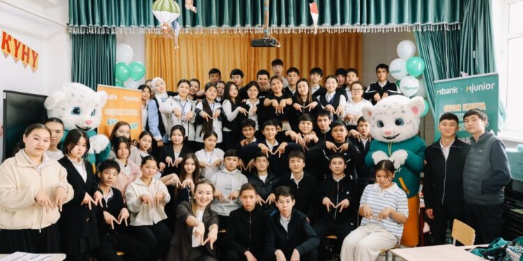 «Ар күнү келгибиз келет!» MBANK балдардын кыялын ойготкон финансы сабактарын өткөрдү